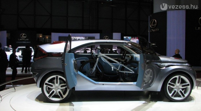 Ajtók kétfelé, kerekek nagyok, középen hosszirányban pillér