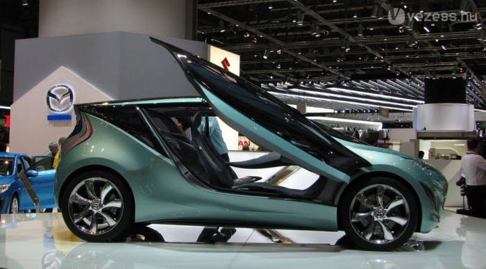 Ajtók felfelé, ülések vékonyak, középen hosszanti lőcs