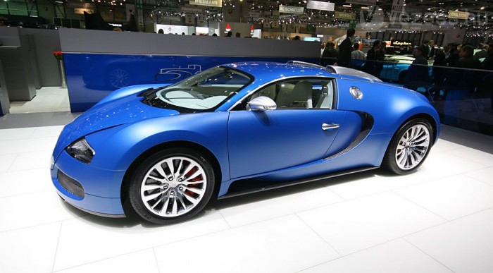 A Bugatti tradicionális kékjében 
