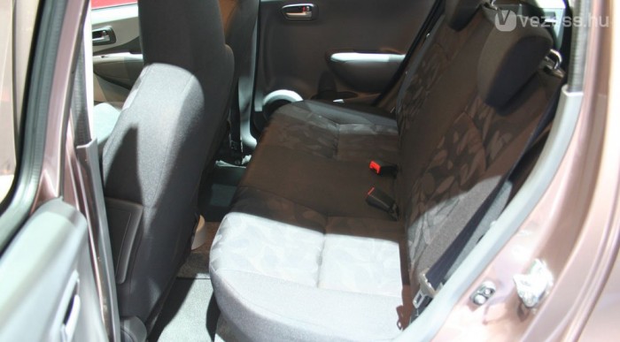 A fejnek kevés a hely hátul, a lábtér elmegy