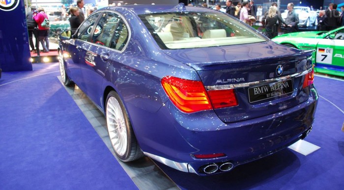 A négy kipufogó árulkodik a teljesítményről