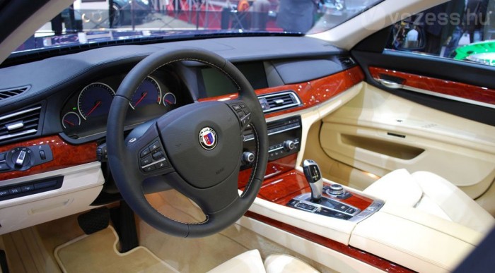 Különleges fa és átbőrözött kormány