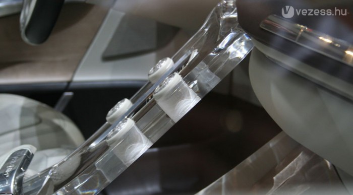 Kristályüvegből van a középkonzol