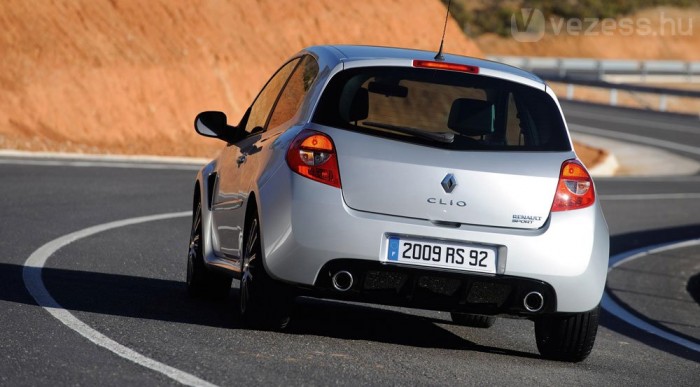 Nem tudnak számolni a Renault-nál 6 | Vezess A kipufogó előbújt