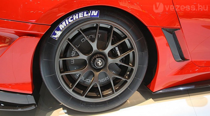 A féktárcsákra borítás került, amely jobb hűtést eredményez, és javítja a légáramlást. 