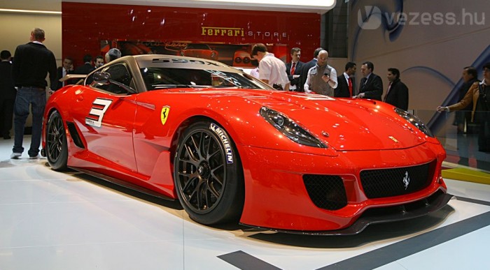 700 lóerős V12-es motor lapul benne