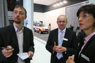 Jobbra Münchenből Weiss-Tar Ágnes, a BMW regionális kommunikációs menedzsere, középen Hans-Jürgen Branz, a nagy BMW-k projektfőnöke. Balra a szerző