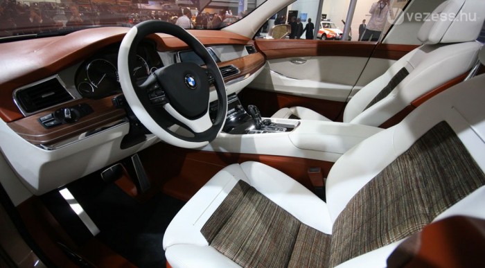 Kerámia és valódi fa, ahová csak nézünk