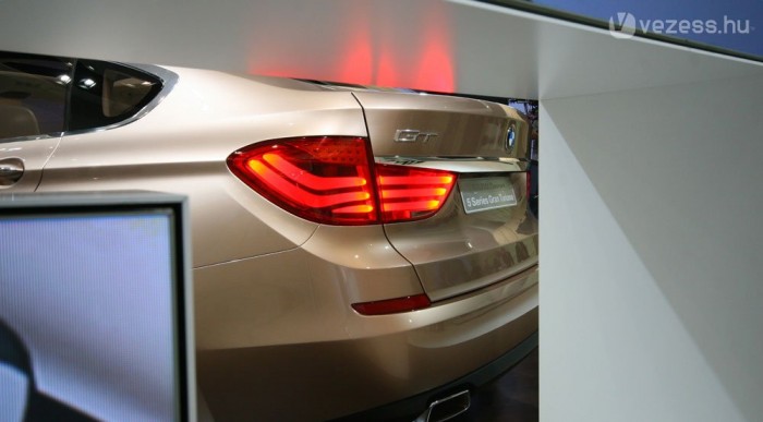 Ferdehátú luxusautó: a BMW bevállalja