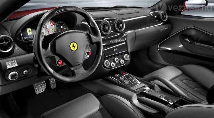 Kevlár és Alcantara az utastérben