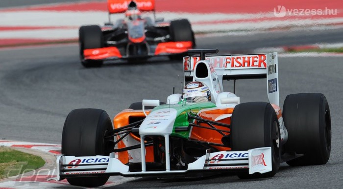 A McLaren a Force India mögött - nem csak a képen