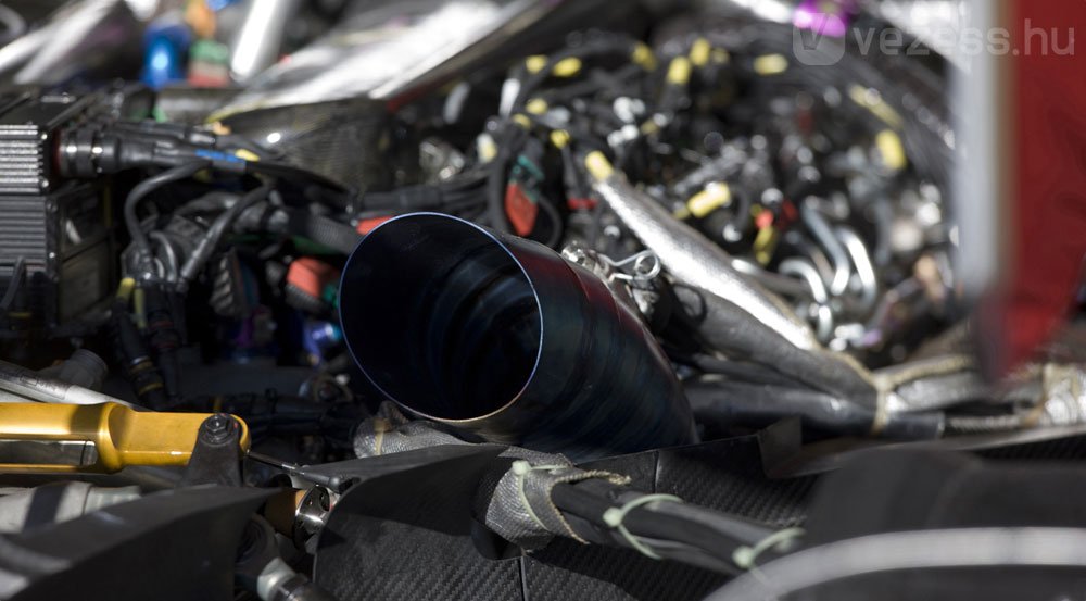 V12 helyett V10-es motor