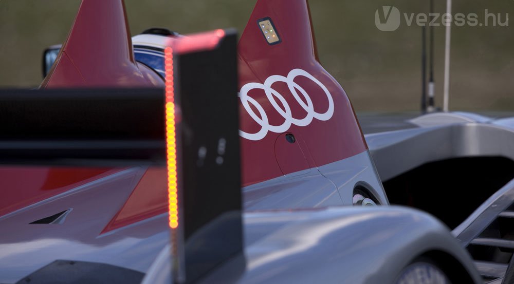 19833_187665_1000x700.jpg | Vezess | Vezess A szárnyba integrált lámpák