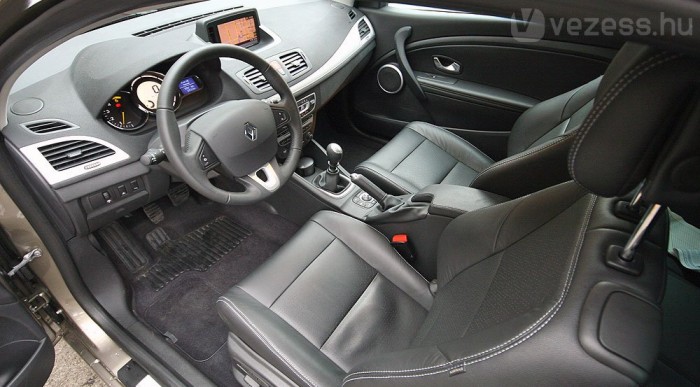 Korrekt, kicsit talán túl letisztult beltér