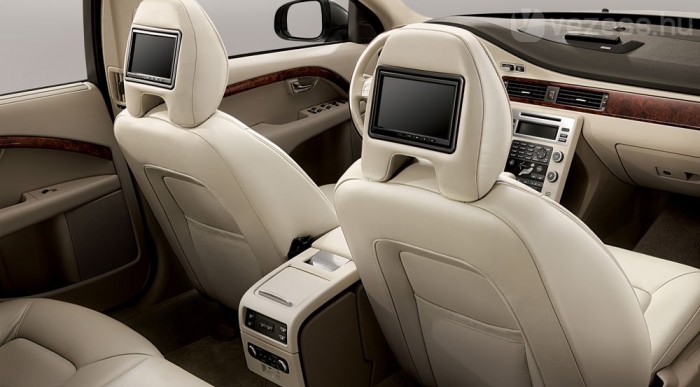 Külön fejhallgató is jár a képernyőkhöz