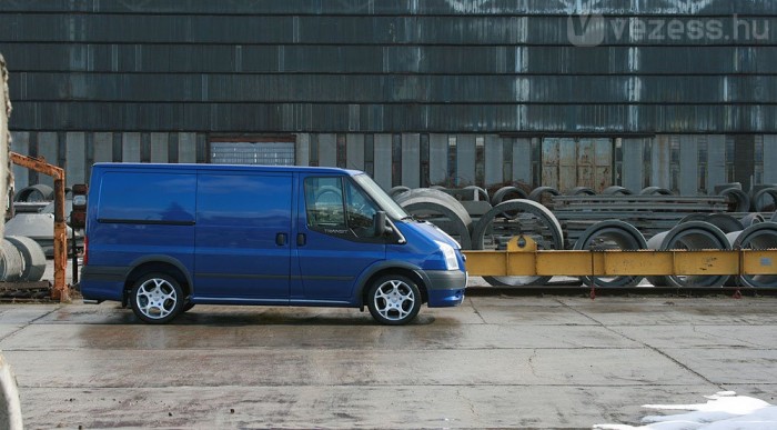 Oldalról alig látszik rajta valami