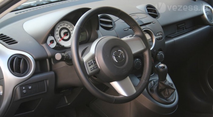 Teszt Mazda2 1.3 – A számok hazudnak 10 | Vezess Hasonlít az MX-5-ösére
