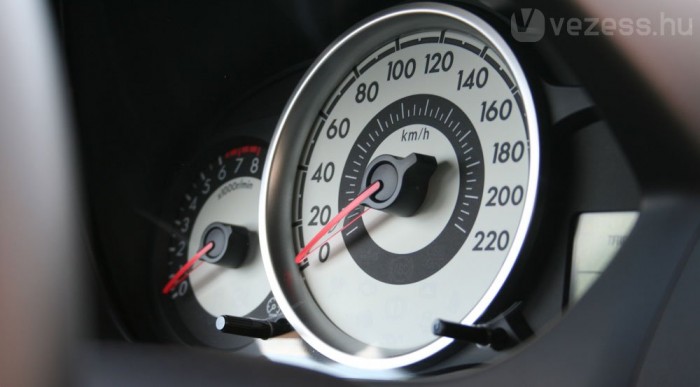 Teszt Mazda2 1.3 – A számok hazudnak 11 | Vezess A belső talán legszebb részlete