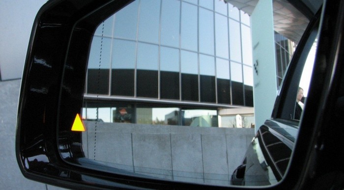 Holttérfigyelő rendszer aktív