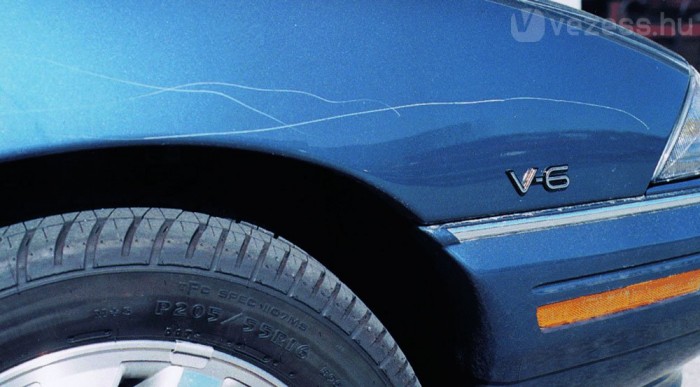 Idióták: 162 autót tettek tönkre