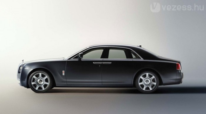 Jövőre jön az RR4 szedán