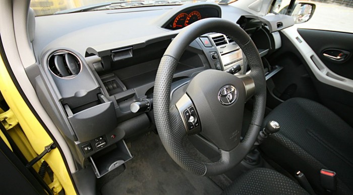 Rakodóhely a kormány mögött