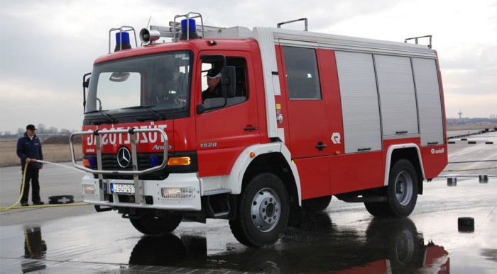 Kanyarban vizes burkolaton először fékkel majd motorfékkel kellett megcsúsztatni a járművet