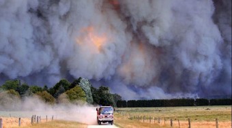 Tűzoltóautón az F1-esek