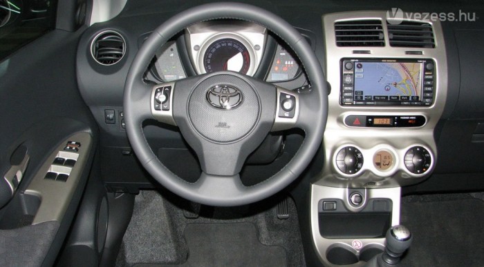 Yaris méretű autó, de komolyabbnak hat