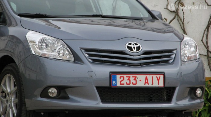 Kellően szögletes, markáns arcél