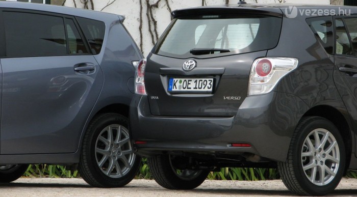 14 személy számára van hely  két kocsiban