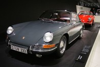 1963-at írunk. A Peugeot lenyúlja a nullás közepű típusneveket, és megszületik a 911-es