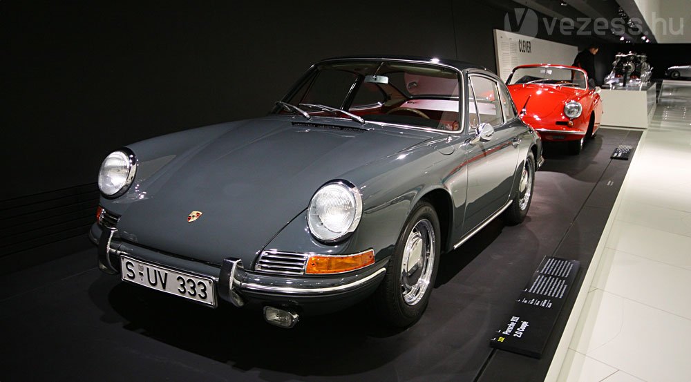 1963-at írunk. A Peugeot lenyúlja a nullás közepű típusneveket, és megszületik a 911-es