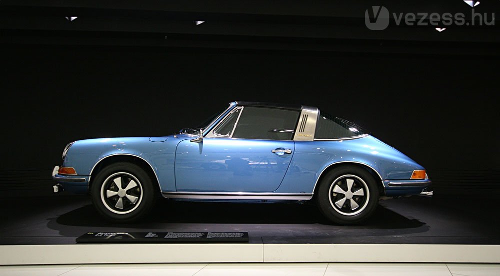 911 S 2.2 Targa 1970-ből. A szigorú amerikai biztonsági előírások miatt született meg a félig kabrió, félig kupé Targa.