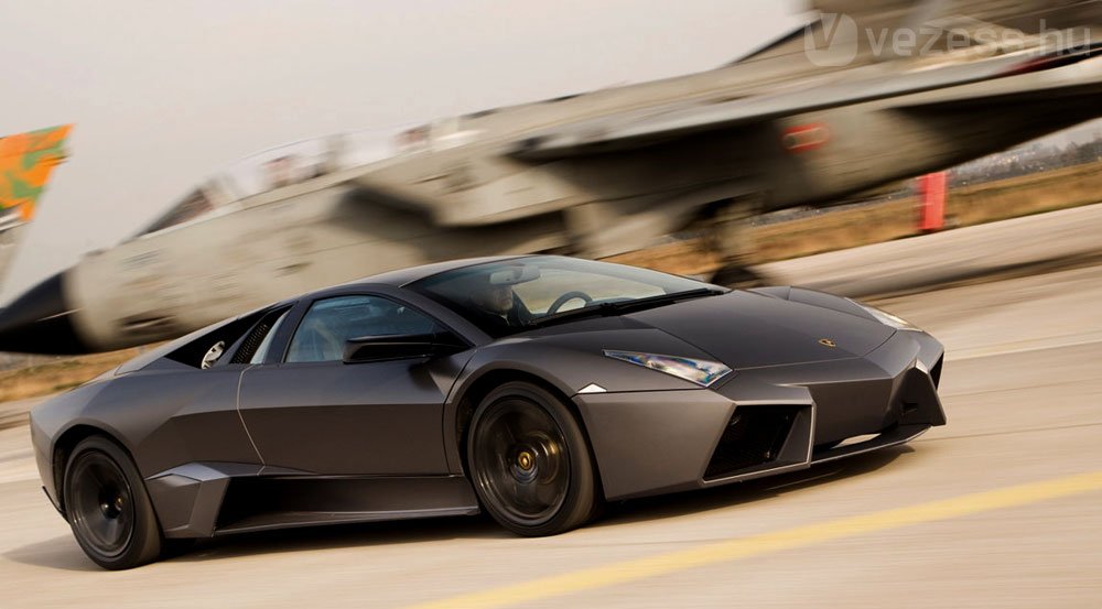 650 helyett 670 lóerő a roadsterben