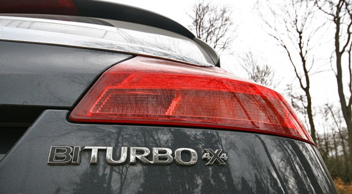 Tetszetős felirat virít hátul