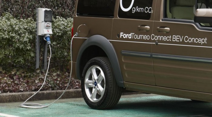 Jöhet a villanyhajtású Ford egyterű 6 | Vezess 230 volttal tölthető