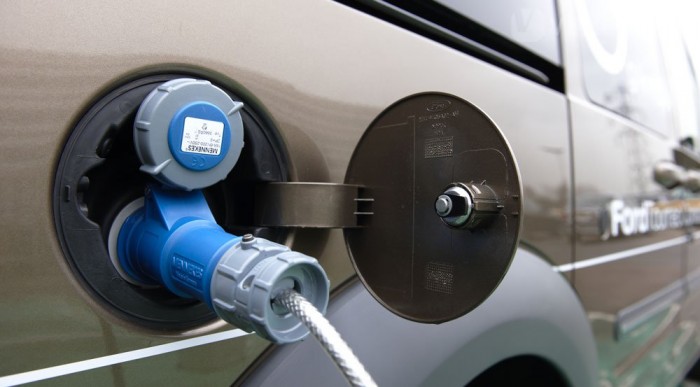 Jöhet a villanyhajtású Ford egyterű 7 | Vezess 6-8 óra alatt tölthető fel