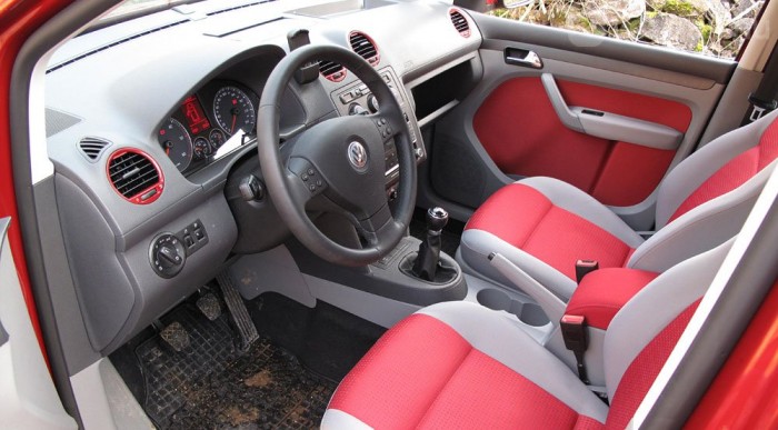 A piros ülések próbálják feledtetni, hogy teherautóban ülünk