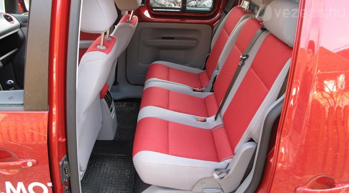 Három teljes értékű szék