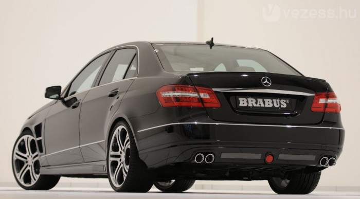 6,1 literes V8-as motort rejt