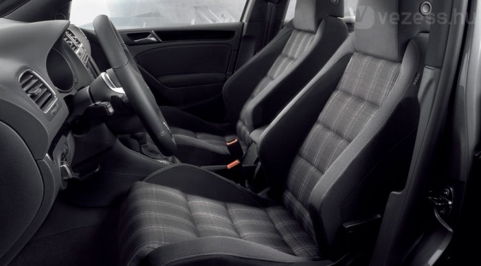 Formailag ugyanilyen a GTI ülése is