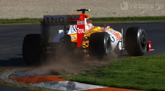 Alonso előzne, hogy jól lásson