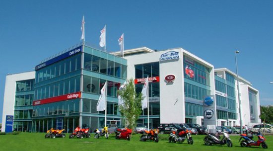 Bajban a nagy autókereskedő