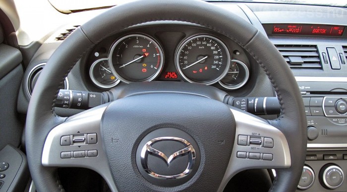 Korrekt kormány, szép műszerek