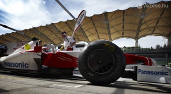 Button könnyű autóval villantott