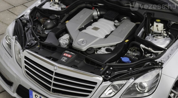 Itt a legerősebb E Merci 8 | Vezess Kézzel készül, a szerelő aláírja