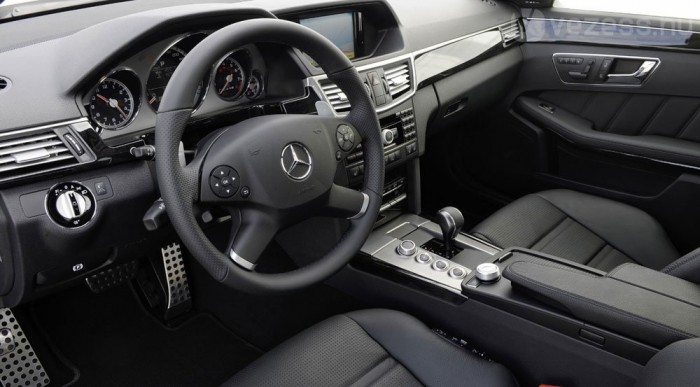 Itt a legerősebb E Merci 7 | Vezess Felárért háromküllős sportkormány is van