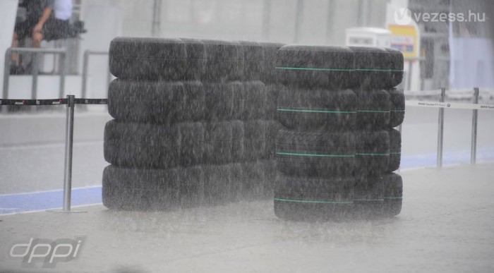 A hétvége fő motívuma: eső, esőgumik