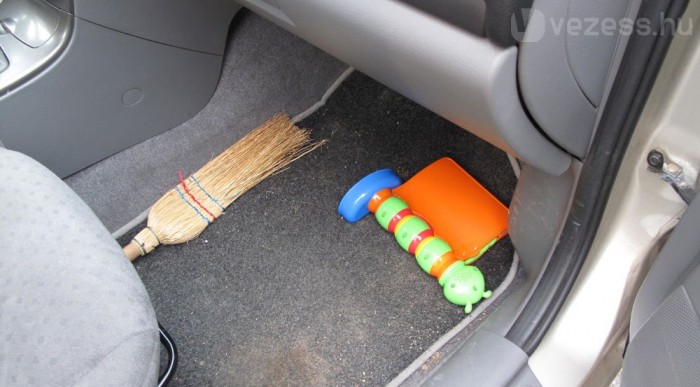 Seprű és a lidérces beszélő könyv